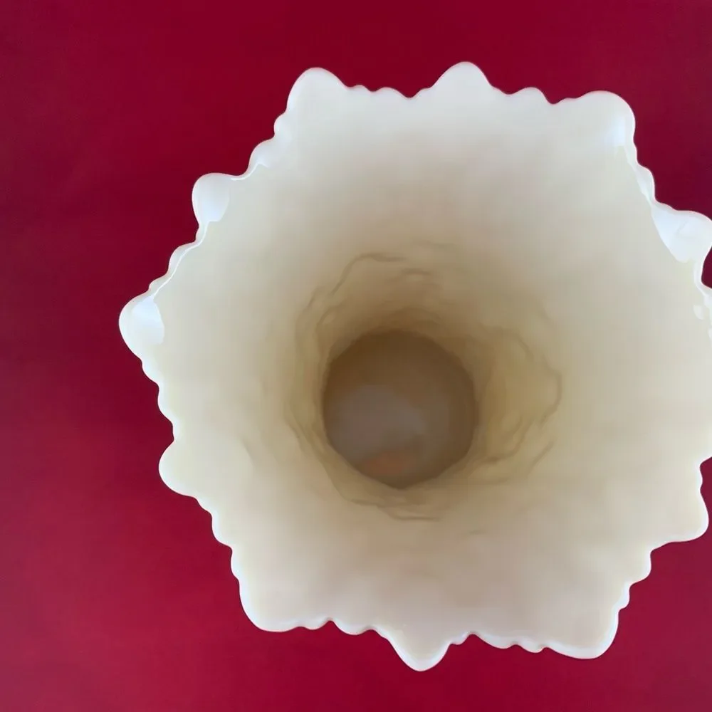 Vintage LENOX Woodbury Porcelain Detailed White Cream Vase with Scalloped Top - Picture 2 of 4